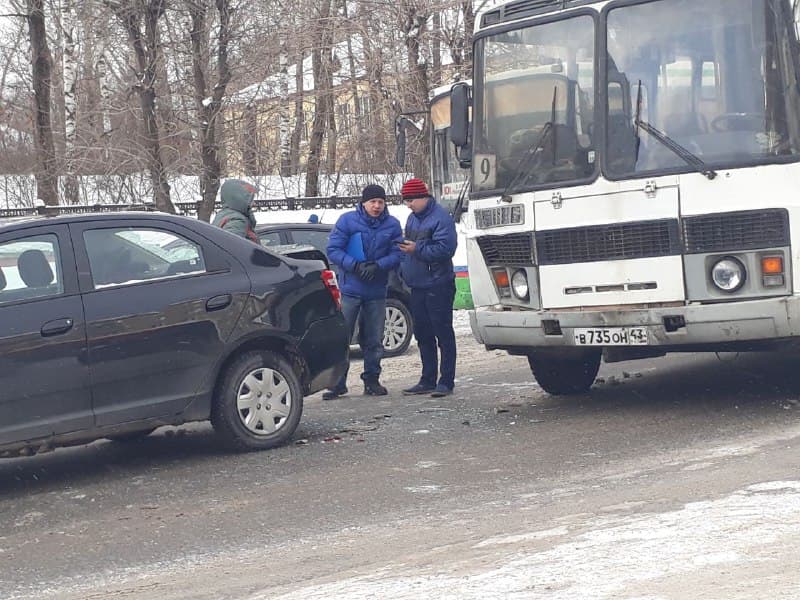 На Октябрьском проспекте столкнулись автобус и Chevrolet. Пробка
