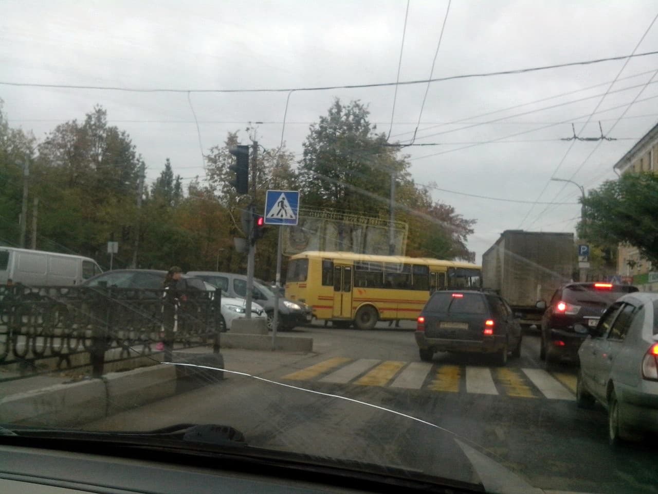 В час пик на Маклина столкнулись автобус с легковушкой