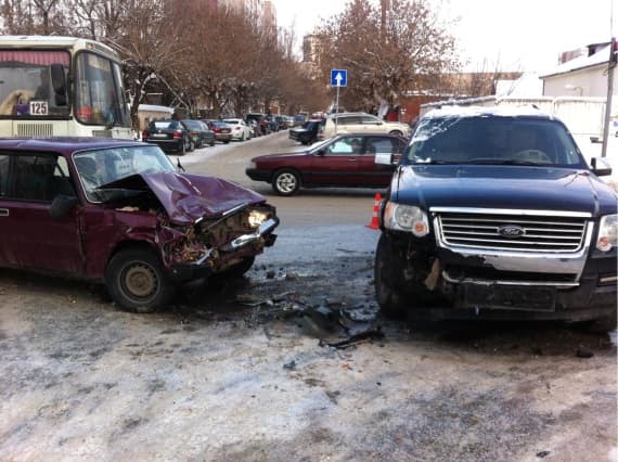 На Милицейской Форд столкнулся с «семеркой»