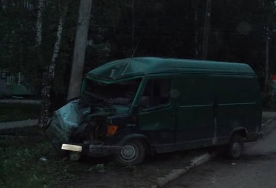 Ночью мотоциклист улетел в кювет, а водитель фургона врезался в столб