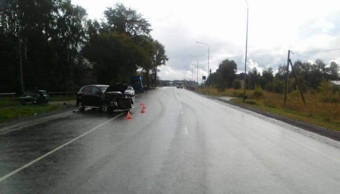 В Кировской области водитель на кроссовере выехал на «встречку» и влетел в «Ладу»