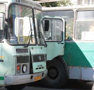 Двойная авария остановила движение на улице Карла Маркса