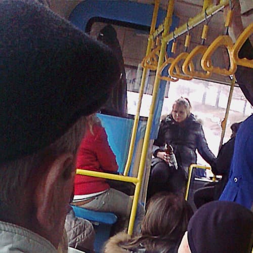 Пикник в автобусе: знакомые водителя пьют пиво, пассажиры в недоумении... 