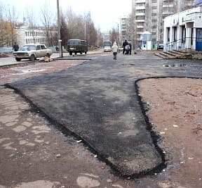 Дождь, снег, грязь... Работы по ремонту тротуаров продолжаются