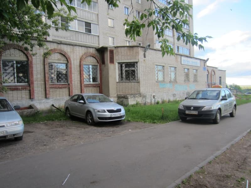 На Северной набережной таксист припарковался на тротуаре 