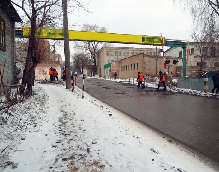 Ремонт дорог за полчаса: перед проверкой у переезда засыпали ямы