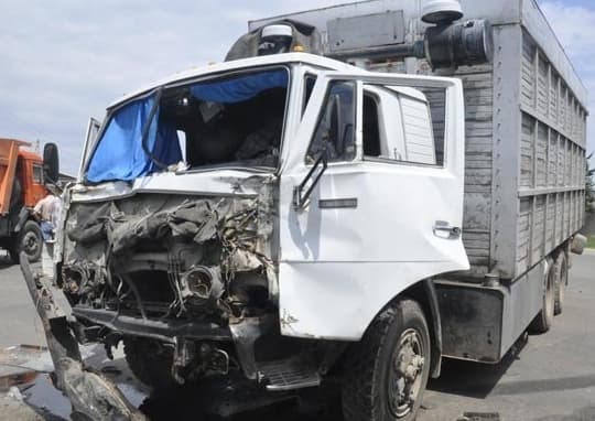 В Шабалинском районе КАМАЗ столкнулся с Фольксвагеном. Есть пострадавшие