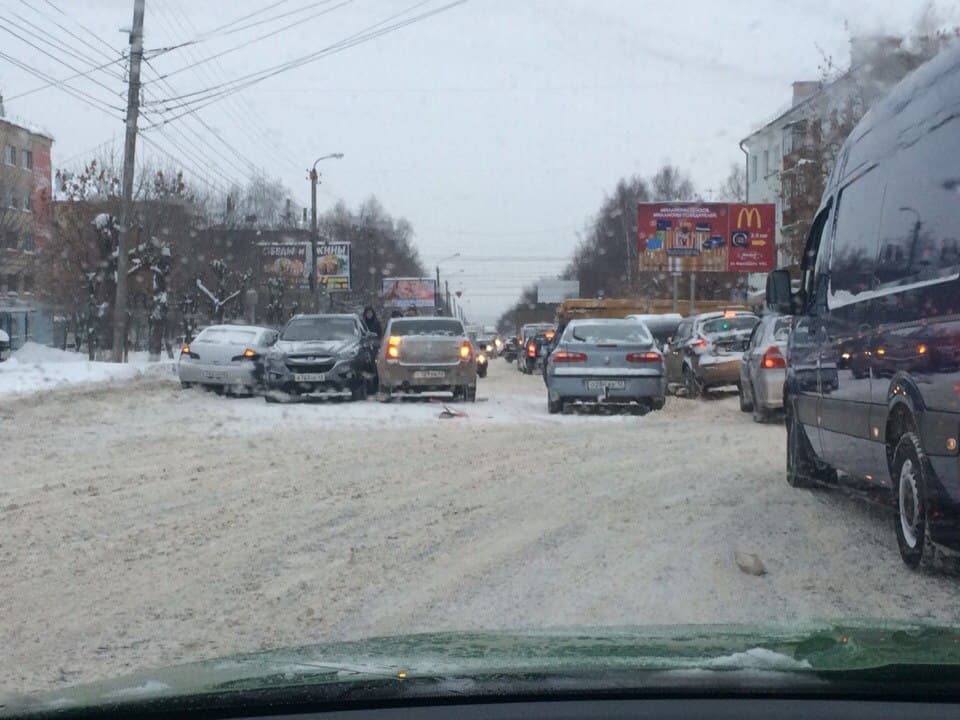 Снегопад в Кирове: дороги чистят 50 снегоуборочных машин