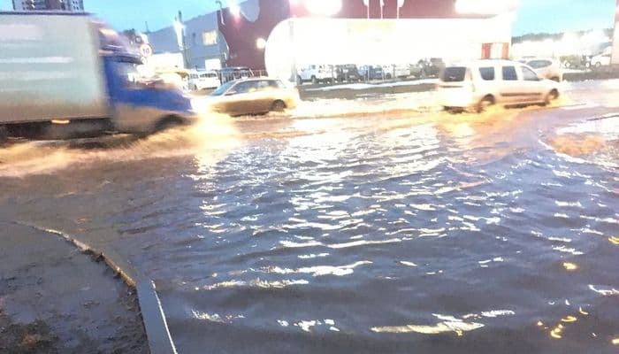 «Каток в «Дымке» растаял»: кировчане страдают от затопленной улицы