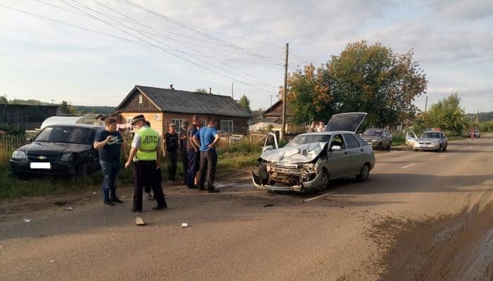 Молодая девушка на «двенашке» выехала на «встречку» и влетела в внедорожник