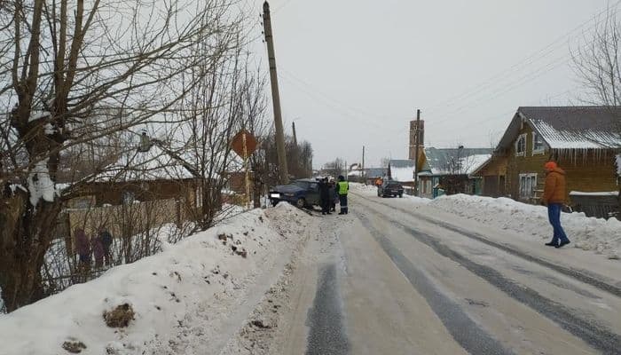 В Нолинском районе женщина на «четырке» влетела в столб