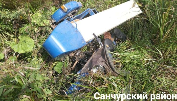 В Санчурском районе бесправник на мотоцикле улетел в кювет