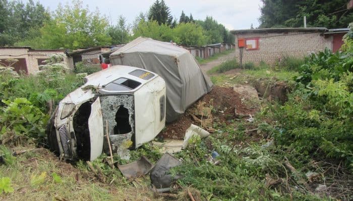 В Кирове мужчина на «Газельке» улетел в кювет