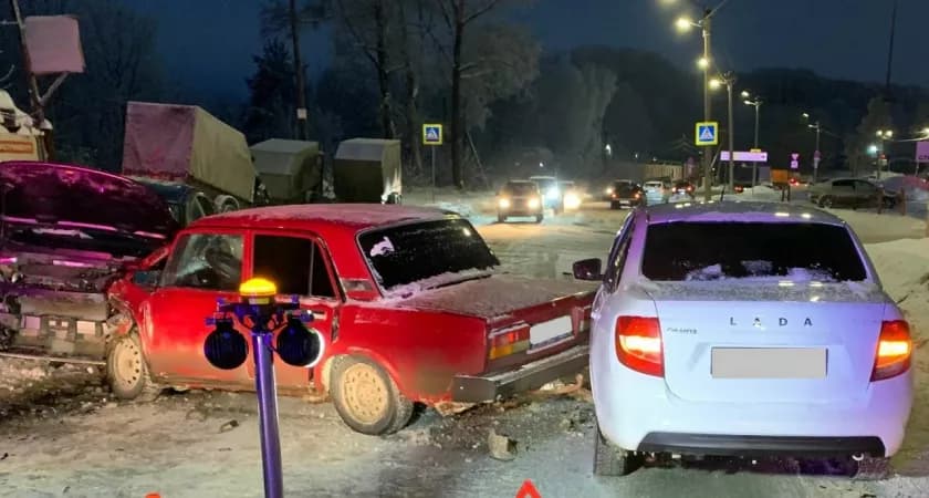 В Кирове в массовом ДТП на Комсомольской пострадали два человека