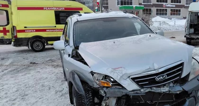 В Кирово-Чепецке Kia протаранила скорую с сиреной: шестеро пострадавших, включая детей