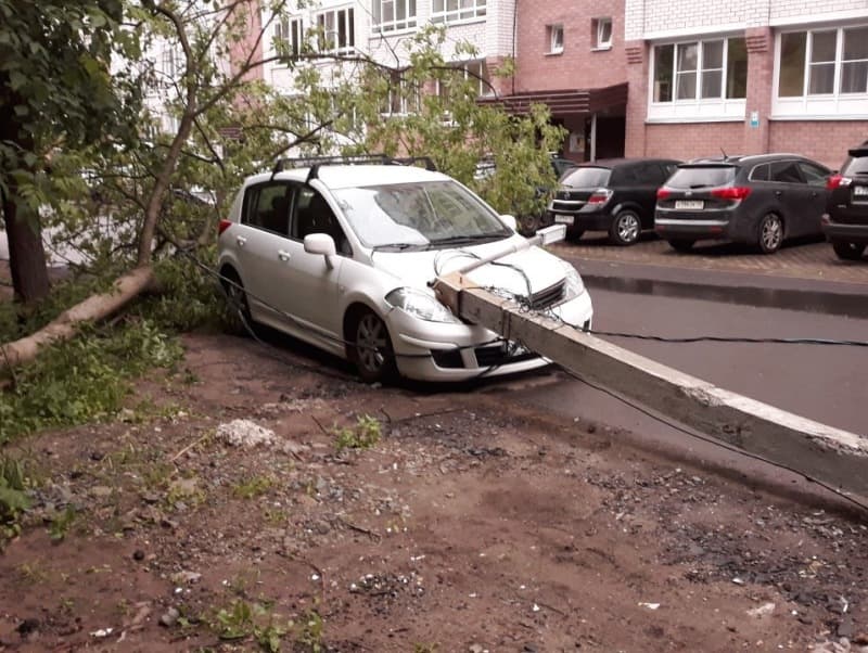 «Капот убит, радиатор убит»: фонарный столб в Кирове обрушился на машину