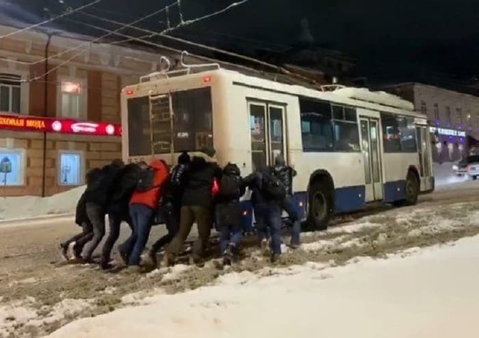 В Кирове на Ленина людям пришлось толкать буксующий троллейбус