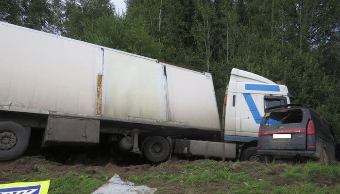 Водитель на грузовике пошел на обгон, но грузовик на обгон не пошел