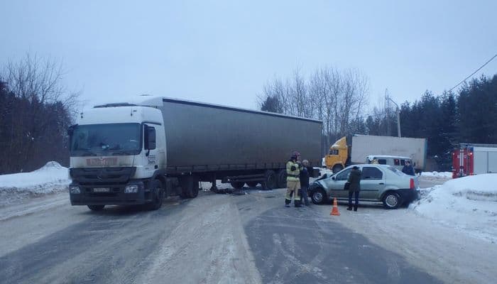 Ранним утром водитель грузовика спровоцировал ДТП с «легковушкой»