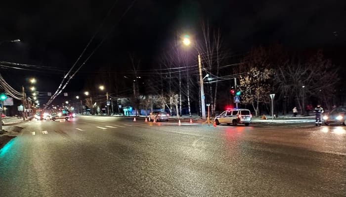 В Кирове молодой парень попал под колёса «Мазды»