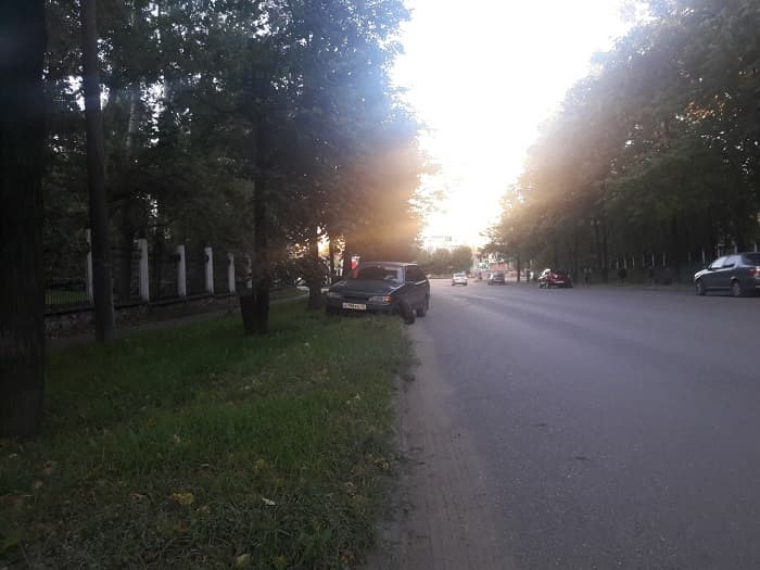 Автомобиль ВАЗ-2114 вылетел за бордюр, наехав на яму