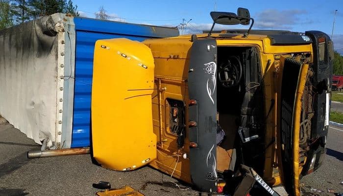 В Юрьянском районе водитель опрокинул грузовик Man