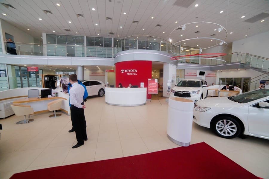 Toyota отказалась от бумажных каталогов для своих авто