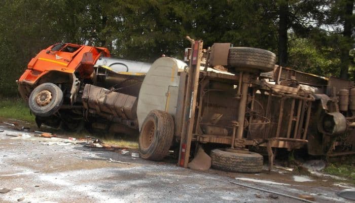 В Кировской области фура вылетела в кювет: грузовик буквально выгнуло