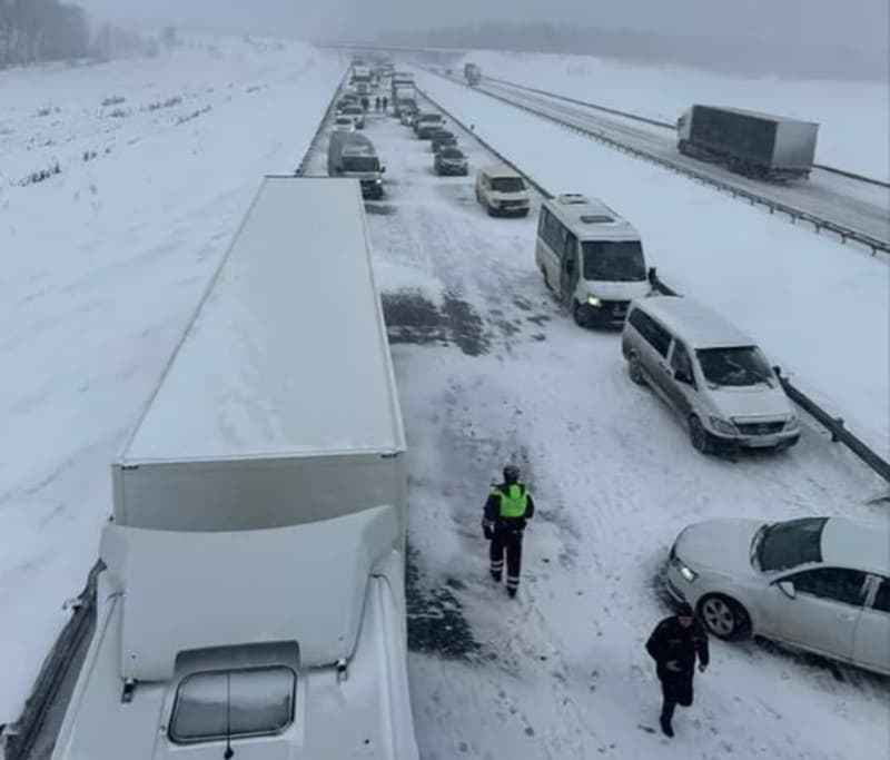 Авария из 50 автомобилей в двух ДТП в Москве: есть погибший