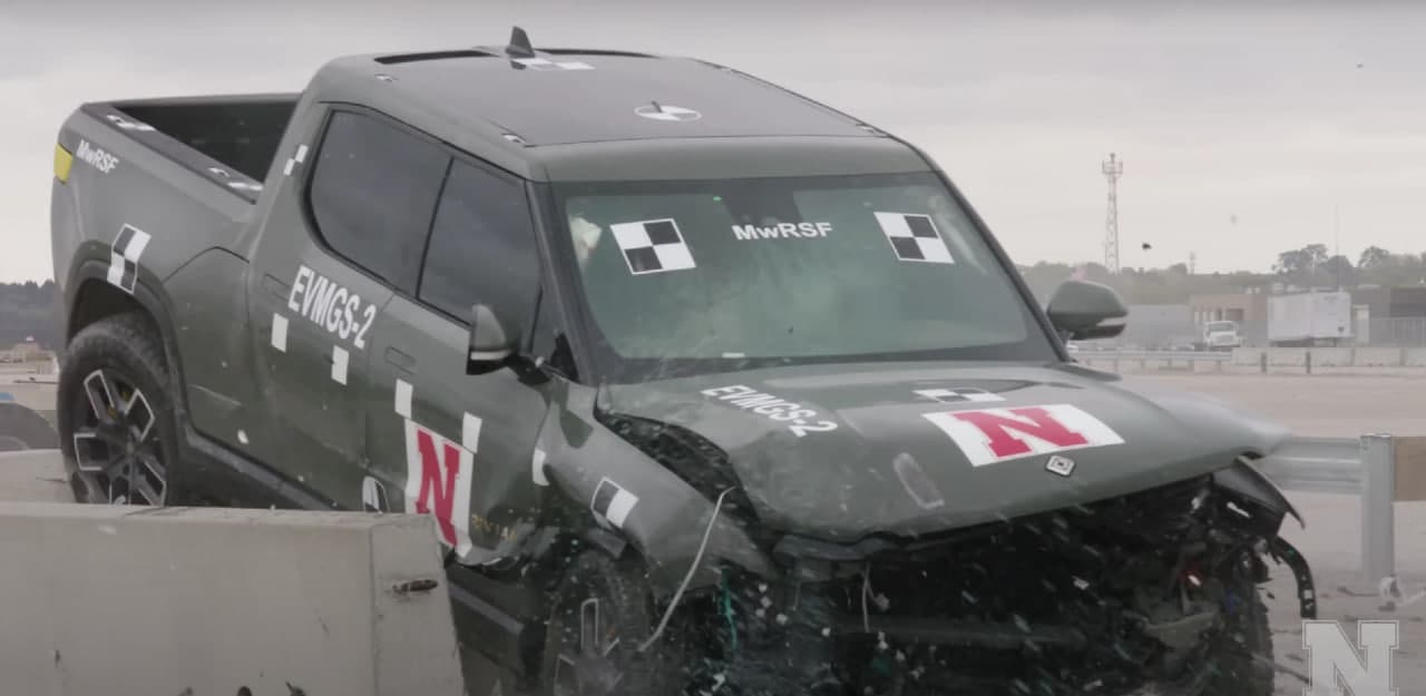 Найден очень важный минус у электромобилей-пикапов: видео