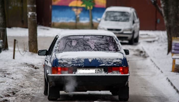 Любителей покурить за рулем снова хотят наказать