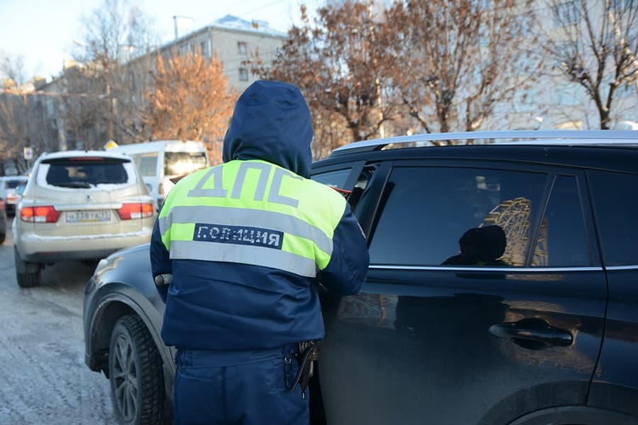 Обязан ли водитель открывать багажник по требованию ГИБДД: основные моменты
