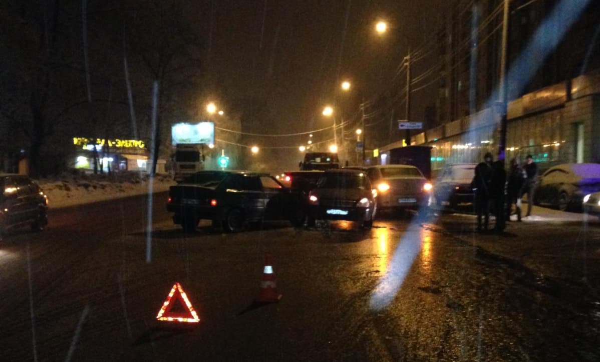 На Дзержинского пьяный водитель врезался в Lada Priora