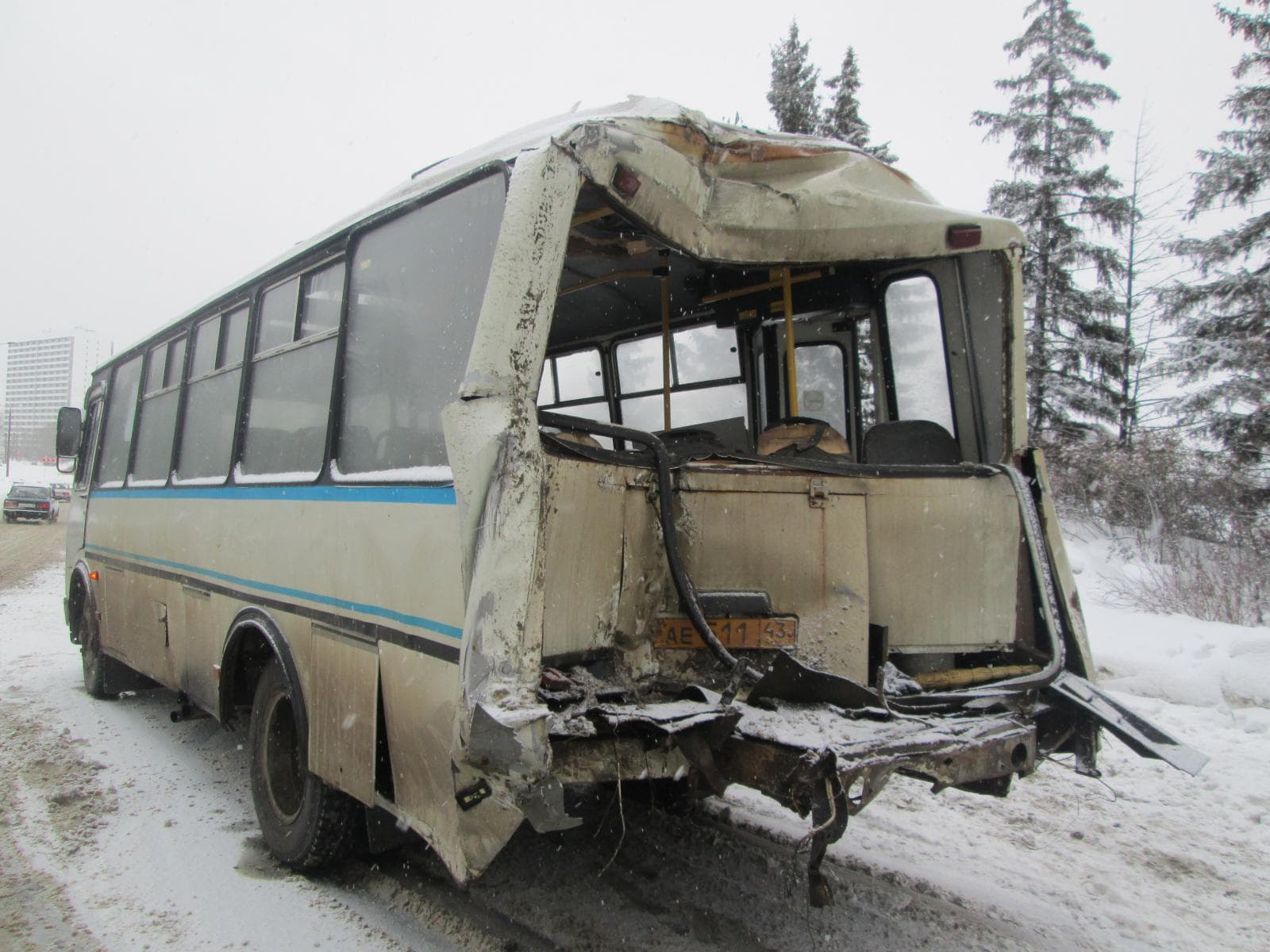 МАЗ протаранил Lada и пассажирский автобус на трассе Киров - Советск
