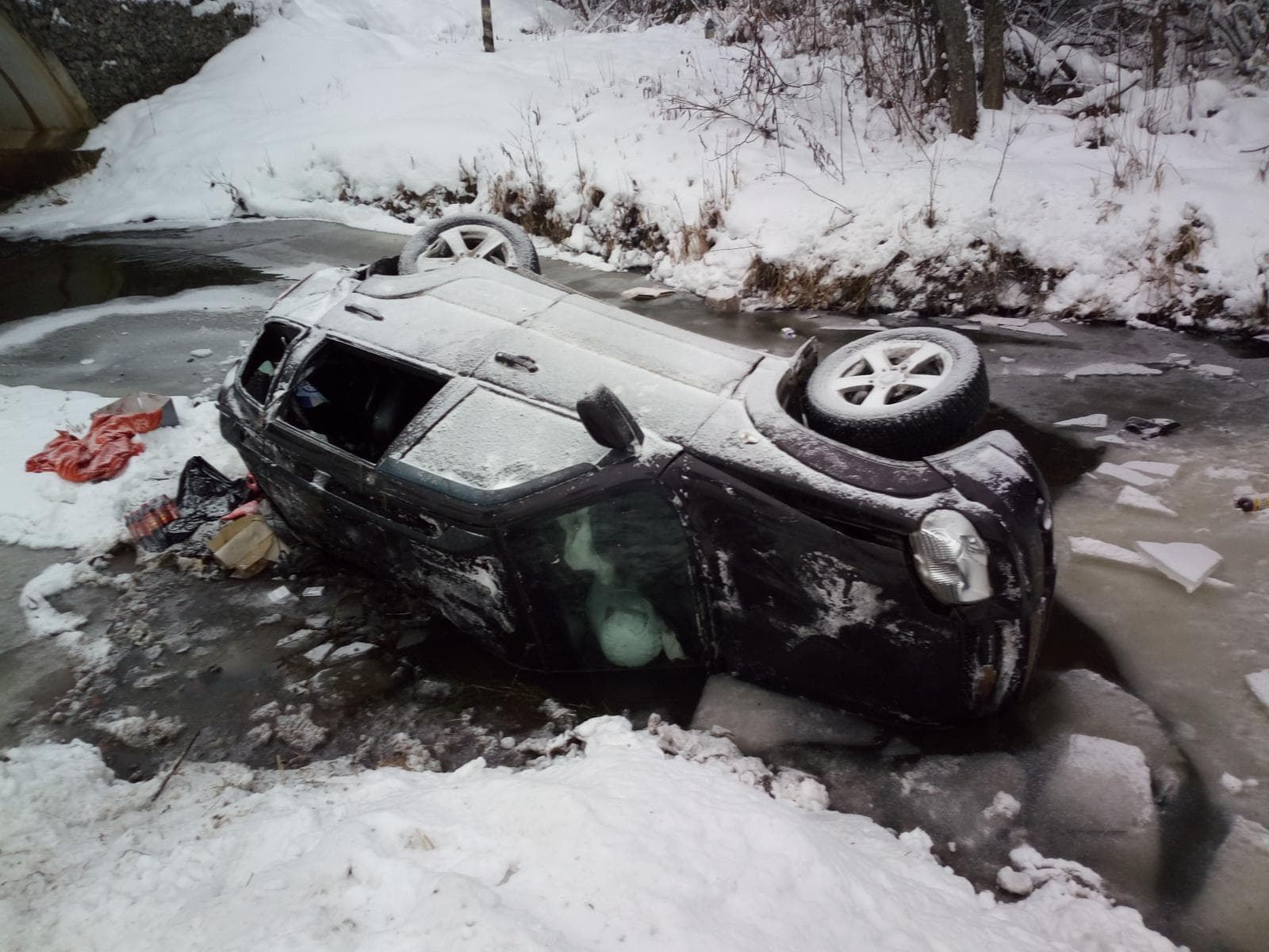 На трассе «Вятка» «Шевроле-Нива» упала с моста в реку