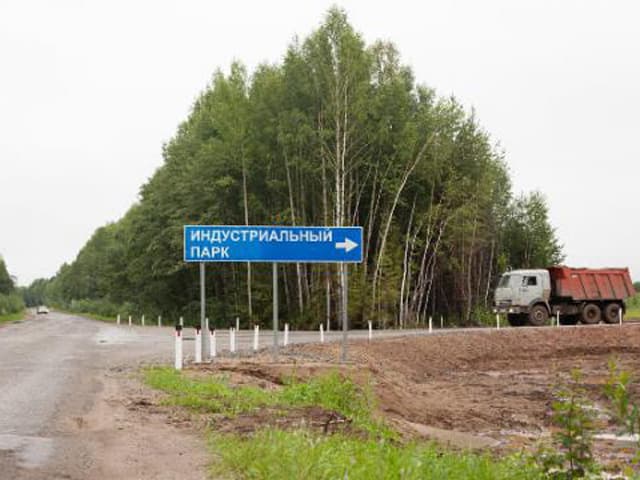 Жители Загарья требуют запретить проезд по дороге грузовиков