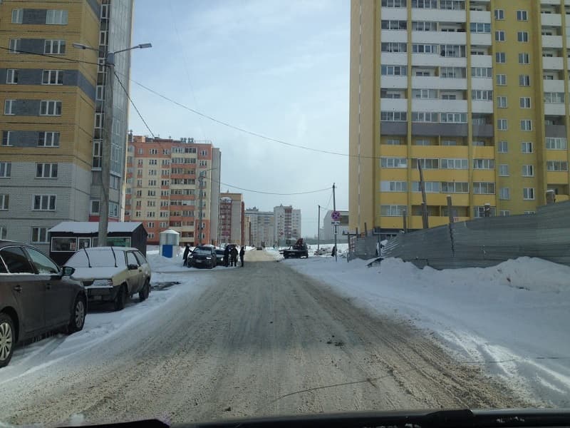 В Зиновых эвакуируют машины: на дороге к новой школе запретили парковаться