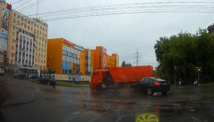 В сети появилось видео, как «Бэха Шестерка» «берет на таран» «Камаз»