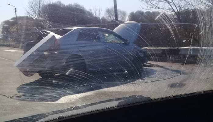 В Костино «Королла» не поделила дорогу с отбойником