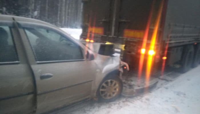 Мужчина на «Логане» хорошенько «догнал» грузовой автомобиль