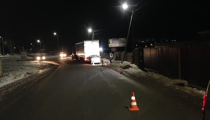 В Кирове неудачно «встретились» легковушка и грузовик: пострадал один человек