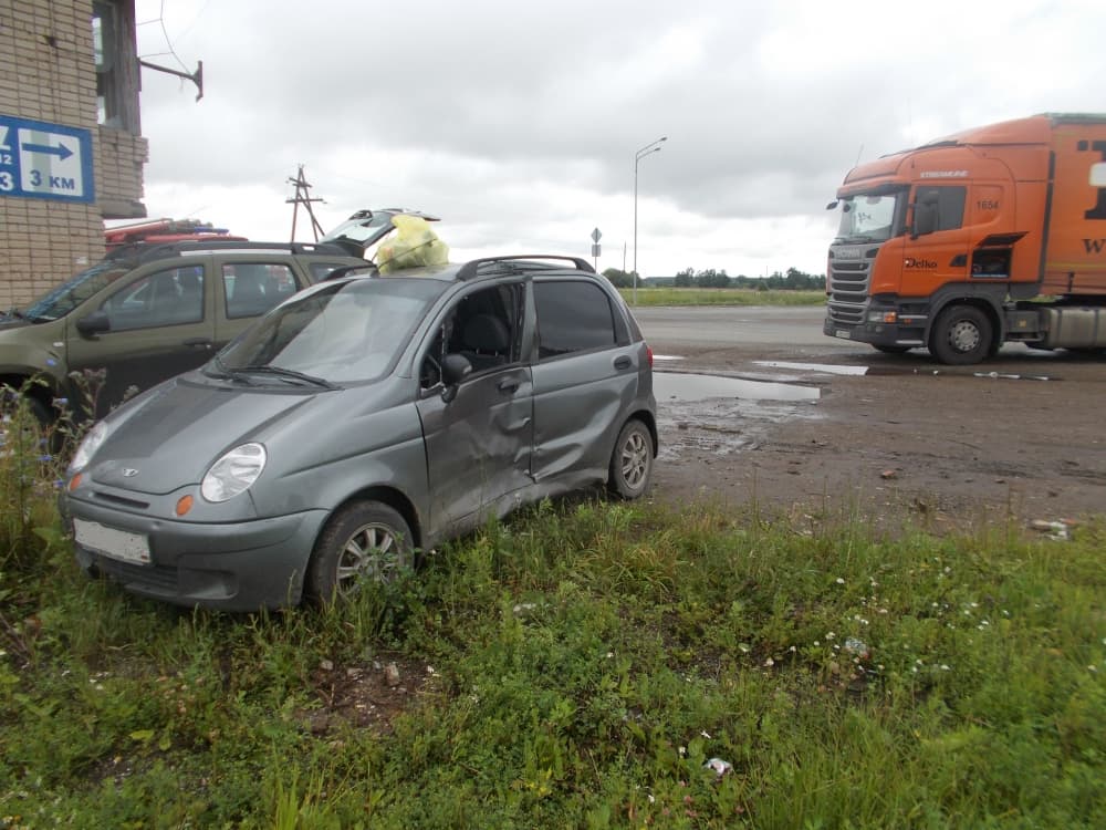 Врезавшийся грузовик отправил водителя Matiz в больницу