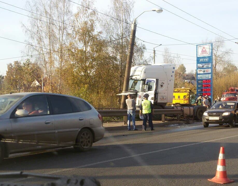 На Луганской грузовик снес опору ЛЭП