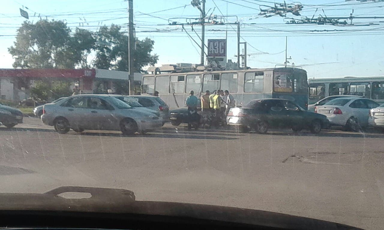 Троллейбус справоцировал большую пробку на Воровского