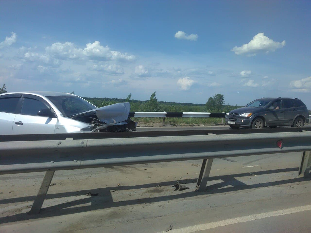 На новом мосту в Кирове иномарка врезалась в ограждение