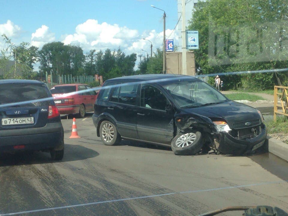 На Жуковского перевернулся автомобиль