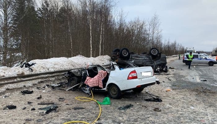Один труп и три искорёженные машины: ужасное ДТП под Кировом