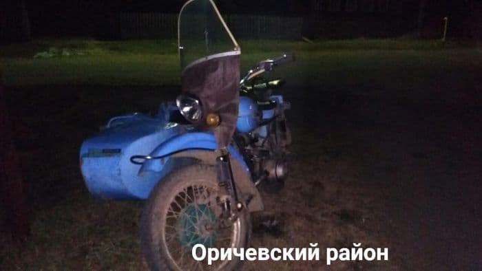 В Оричевском районе бесправник на мотоцикле улетел в кювет, а потом еще и выпил
