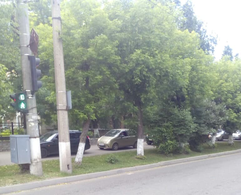 Из-за аварии на Октябрьском проспекте "смелые" водители едут по тротуару