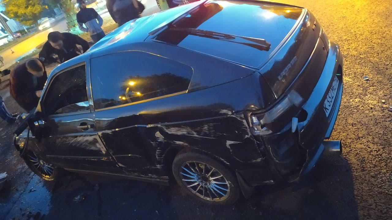 Жесть на Октябрьском: молодой водитель на «Ладе» «собрал» 3 машины и двоих пешеходов